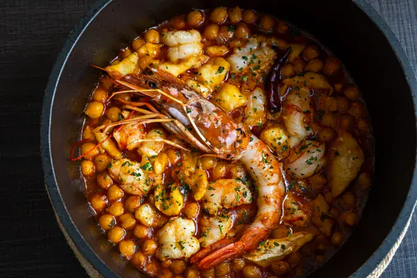 Garbanzos con langostinos y bacalao, guiso casero Bar Adriana Sevilla