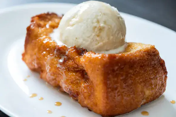Torrija de pan brioche con helado de vainilla, postre Bar Adriana Sevilla